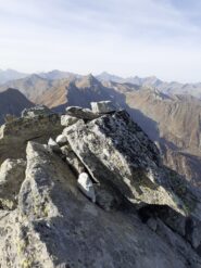 Ometto di vetta monte Debat sullo sfondo monte Marzo,Rosa dei Banchi,monte dei Corni e Tersiva