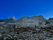 La parete vista dal sentiero di avvicinamento.