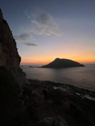 Tramonto dietro all’isola di Telendos