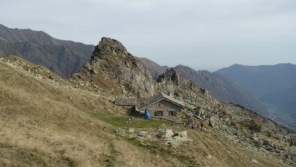Il casotto del Guardiaparco presso le alpi Giuva. Il sentiero di discesa scende dal colletto subito sopra il casotto