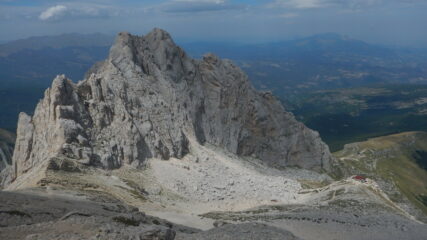 Scendendo verso il rifugio Franchetti ottima vista sul Corno Piccolo