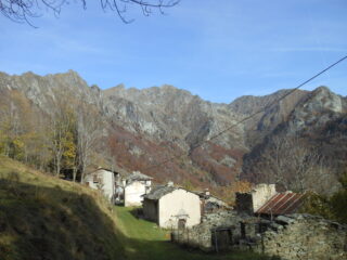 Paese e vallone di salita in fondo a destra