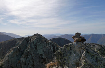 Dalla cima Lausfer con ometto vista sulla Lausfer con croce