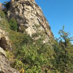 Vista sulla parete dove si svolgono le vie dal colletto dove si abbandona il sentiero principale.