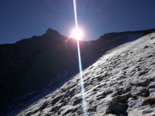 poca neve e sole che spunta dalla cima