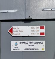 Alcune indicazioni poste sul bivacco di P.ta Rama