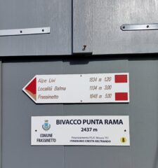 Alcune indicazioni poste sul bivacco di P.ta Rama