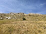 Il pendio erboso che dà accesso alla vetta