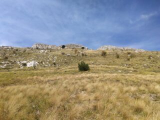 Il pendio erboso che dà accesso alla vetta