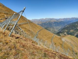 Le reti paravalanghe poste di traverso lungo il sentiero