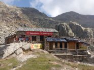 Il rifugio della Barma con il colle alle spalle.