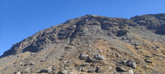 Sulla destra il canale di sfasciumi da risalire