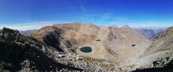 Panorama coi laghi scendendo: con Cima di Collalunga, Tommy e Rocca di S. Bernolfo; al fondo Corborant e Gioffredo
