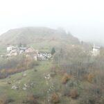 dalla nebbia spunta Moriglione sul versante opposto