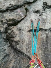 La sosta alla fine di L3 non è questa, ma bisogna procedere a sinistra sulla cengia, fin sotto l'ultima paretina di L4.