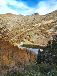 Lago di Vargno visto dal sentiero attrezzato