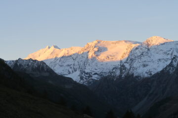 Grande e Petite Sassiere, Plattes des Chamois e Becca di Suessa con il primo sole
