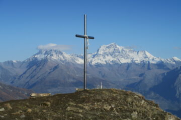 la croce della Punta Pierre con vista su Mont Velan e Grand Combin