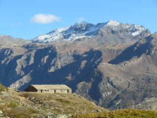 Ricovero Ten. Cucco (dietro Becca di Tos)