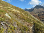 alla quota 2250m un eloquente ometto invita a lasciare il sentiero 14C ed a dirigersi in direzione NE verso il Ricovero Ten. Cucco