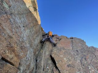 Sul bel diedro a metà cresta del Giron