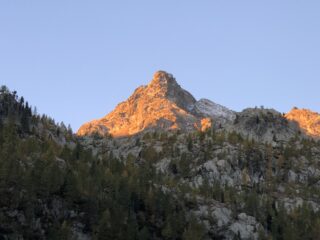 La parete nord-est dall'avvicinamento