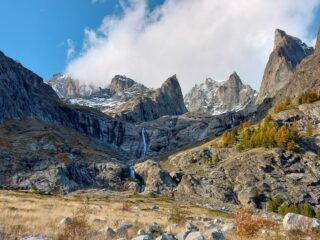 Panoramica dalla Val Veny. In alto da sinistra si distingue la sagoma del Rif. Monzino
