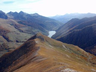 dal costone di salita ,il Monte Peyron e il lago di Pontechianale 