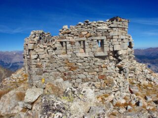i ruderi del forte sulla cima  Ciarnièr