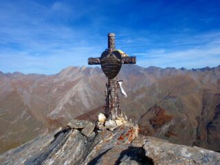 la croce sulla cima di Bardia 