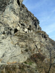 cengia con catena (superflua) lungo il sentiero per l'Osservatorio del Laux
