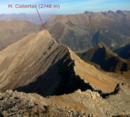 La cresta percorsa, da sotto l'anticima.