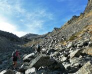 La lunga pietraia sopra il lago che conduce alla Selletta dei Camosci, a sx.