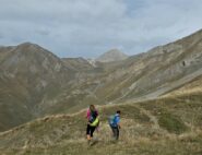In discesa sotto il colle Piconiera con la Meja sullo sfondo.