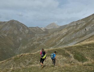 In discesa sotto il colle Piconiera con la Meja sullo sfondo.