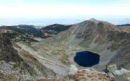 Lago sotto la vetta