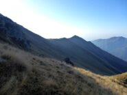 La Colma della Bassa dalla Bassa della Cavallina. Si intuisce la traccia sul pendio.