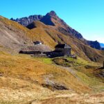 Il Rifugio Grassi con il Pizzo dei tre Signori.