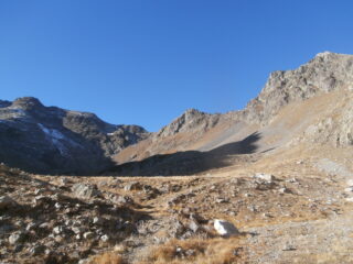 al centro il colle con casermetta 
