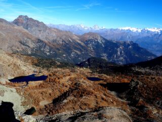 Panorama dalla cima: in basso il Rif. Barbustel con i laghi che lo circondano.