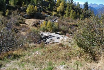 Il ponte sul torrente di Serrafredda, bivio dei sentieri 3 per il Colle di Carisey e 3A per il Monte Mars