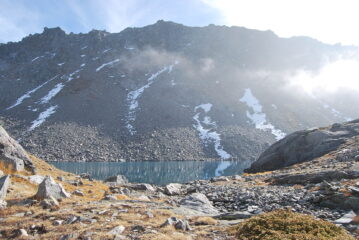 Sbarco al Lago di Pietra Rossa, con le nebbie in dissolvimento