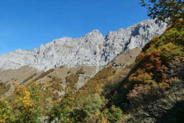 Scendendo bella vista sulle pareti del Bussaia-Rocca d'Orel