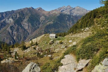 Scendendo a Fontainemore, in vista di Serrafredda dove i sentieri 3A e AV1 si separano