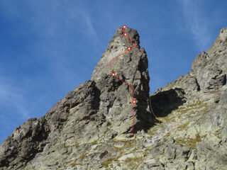 In rosso lo sperone classico, in giallo Morelli 80 e in bianco il canalone di discesa