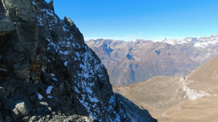 Versante di Cheneil, sullo sfondo le grand murailles
