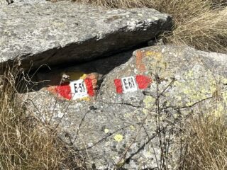 Segnaletica all'alpe Ambruse per il colle Cunetta, E61, da non seguire.