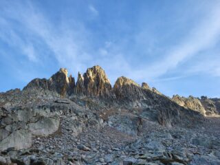 La cresta con le 5 punte, si scala da sx a dx. ;)