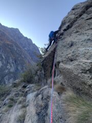 Nico sul diedro scuro dell’ultimo tiro.