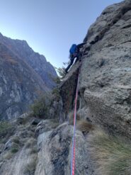Nico sul diedro scuro dell’ultimo tiro.